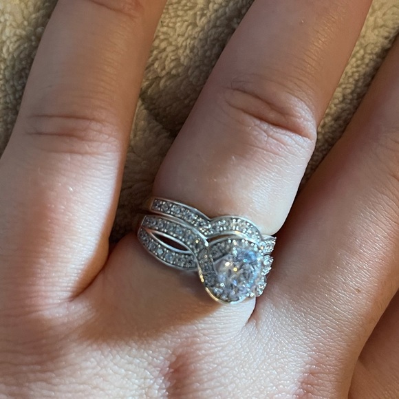 Beautiful Ring - Picture 2 of 10
